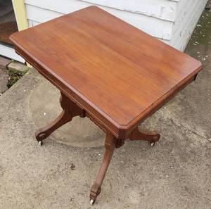 lot 10 image: Elegant Spoon Carved Parlor Table
