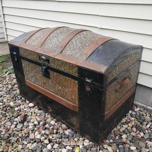 lot 35 image: Vintage Camel Hump Travel Trunk