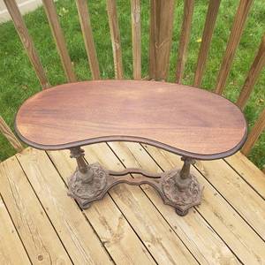 lot 25 image: Beautiful Victorian Kidney Side Table