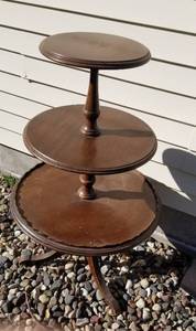 lot 37 image: Vintage Duncan Phyfe Triple Tiered Side Table