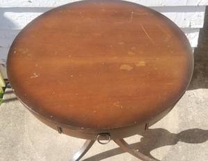 lot 42 image: Vintage Duncan Phyfe Drum Table