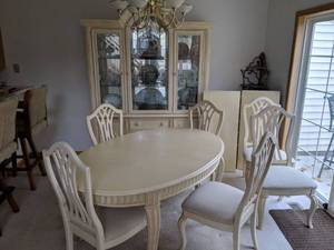 Gorgeous Dinning Room Table and Chairs With China Hutch