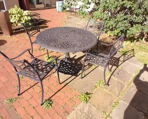 lot 165 image: Patio Set Round Table & Chairs