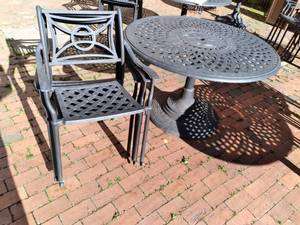 lot 173 image: Patio Set Round Table & Chairs