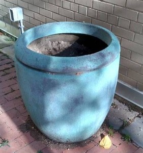 lot 179 image: Cute Small Plastic Planter