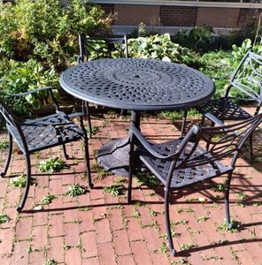 lot 183 image: Patio Set Round Table & Chairs