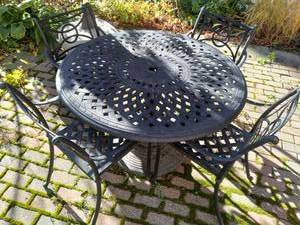 lot 184 image: Patio Set Round Table & Chairs