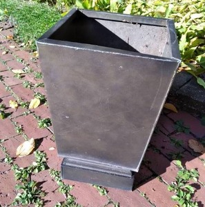 lot 189 image: Small Metal AshtrayPlanter