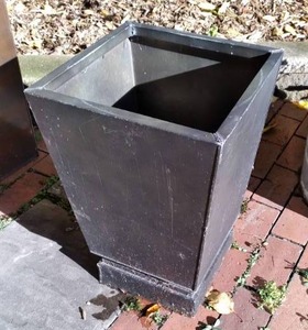 lot 191 image: Small Metal AshtrayPlanter