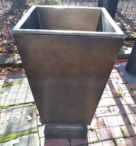 lot 1094 image: Small Metal AshtrayPlanter