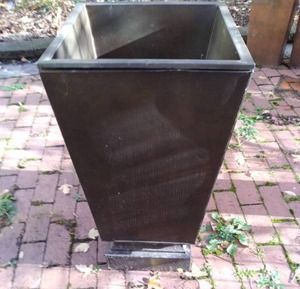 lot 1097 image: Small Metal AshtrayPlanter