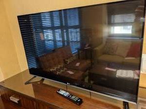 lot 14 image: Flat Screen LG 42LY970H 42 TV