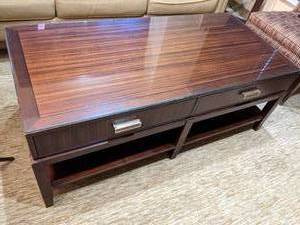 lot 17 image: Stunning Coffee Table