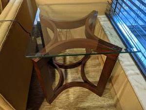 lot 20 image: Eye-Catching Glass-top Square End Table 