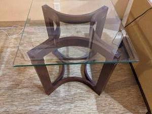 lot 22 image: Eye-Catching Glass-top Square End Table 