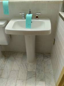 lot 719 image: Classic Pedestal Sink