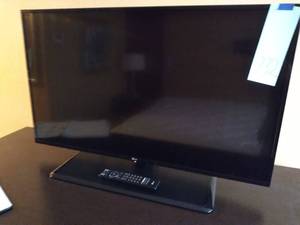 lot 732 image: 42 LG Flatscreen TV w Remote