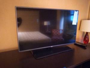 lot 776 image: 42 LG Flatscreen TV w Remote