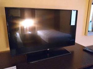 lot 793 image: 42 LG Flatscreen TV w Remote