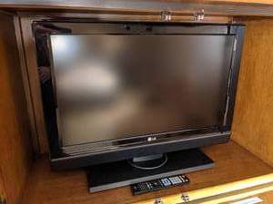 lot 65 image: Flat Screen LG 32LC5DC TV