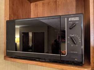 lot 82 image: Black MicroFridge Microwave