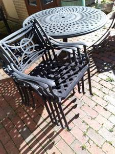 lot 161 image: Metal Outdoor Patio Set Round Table & (4) Chairs 