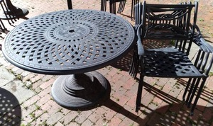 lot 162 image: Metal Outdoor Patio Set Round Table & (4) Chairs