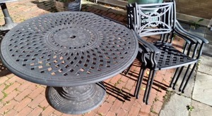 lot 176 image: Patio Set Round Table & Chairs