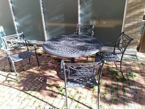 lot 186 image: Patio Set Round Table & Chairs