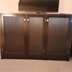 lot 546 image: Dark Wood 3-Door CabinetTV Stand