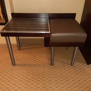 lot 550 image: Fancy Brown Luggage Bench