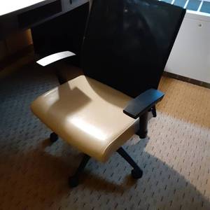 lot 561 image: Standard Office Chair in Tan & Black