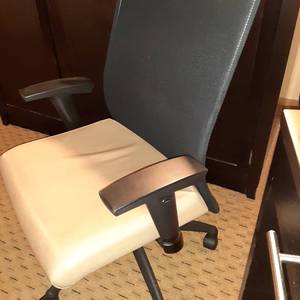 lot 609 image: Classic Office Chair in Tan & Black