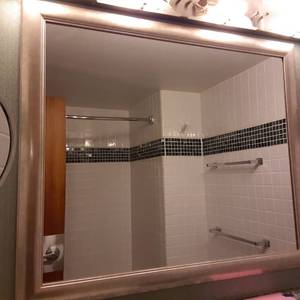 lot 619 image: Beautiful Large Mirror