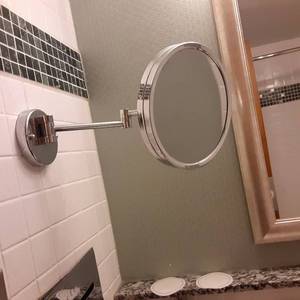 lot 622 image: Magnifying Mirror for the Perfect Close Up 