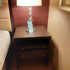 lot 950 image: Dark Brown Nightstand and Clear Bubble Table Lamp