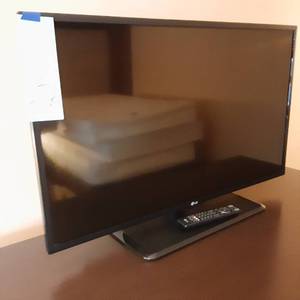 lot 656 image: 42 LG Flatscreen TV w Remote