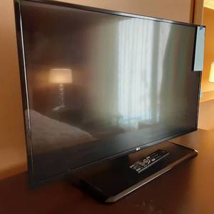 lot 812 image: 42 LG Flatscreen TV w Remote