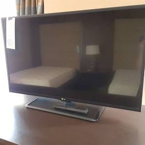 lot 831 image: 42 LG Flatscreen TV w Remote