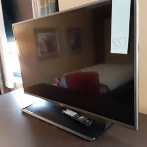 lot 853 image: 42 LG Flatscreen TV w Remote