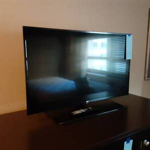 lot 872 image: 42 LG Flatscreen TV w Remote