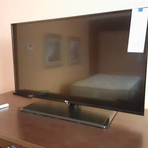 lot 893 image: 42 LG Flatscreen TV w Remote