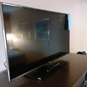 lot 914 image: 42 LG Flatscreen TV w Remote