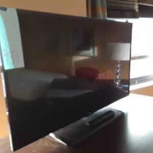 lot 933 image: 42 LG Flatscreen TV w Remote