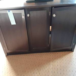 lot 934 image: Sturdy Brown 3-Door CabinetTV Stand