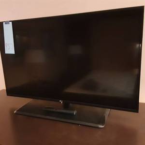 lot 957 image: 42 LG Flatscreen TV w Remote