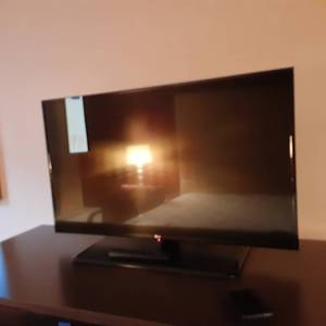 lot 974 image: 42 LG Flatscreen TV w Remote