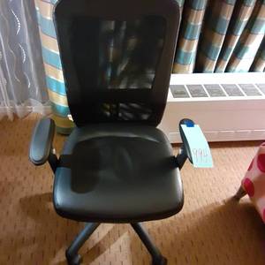 lot 994 image: Rolling Office Chair in Black