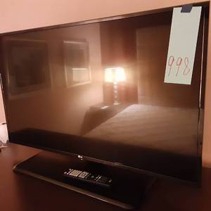 lot 998 image: 42 LG Flatscreen TV w Remote