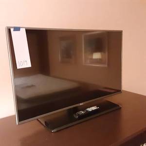 lot 1019 image: 42 LG Flatscreen TV w Remote